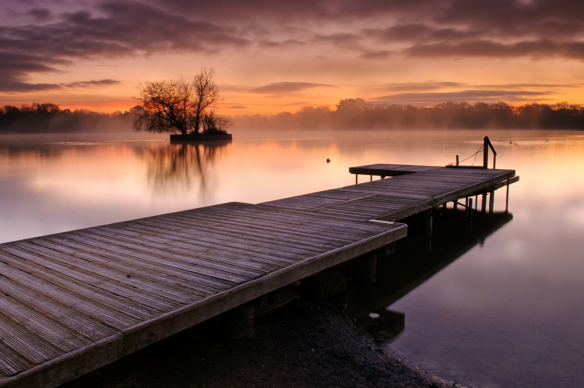 großbritannien england see wasser oberfläche dunst verdunstung nebel bäume holz brücke abend orange sonnenuntergang himmel wolken