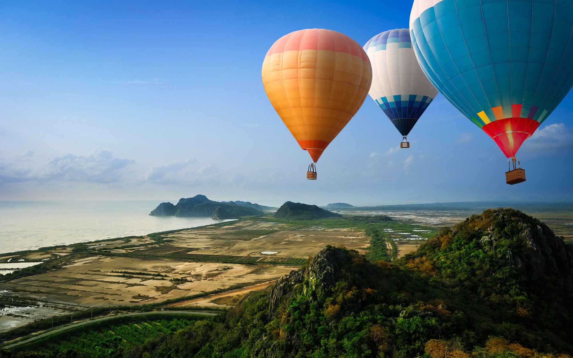 vue ballons montagnes collines route mer rivage