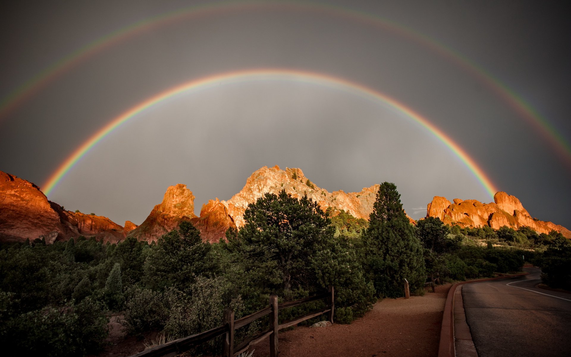 camino montañas arco iris paisaje