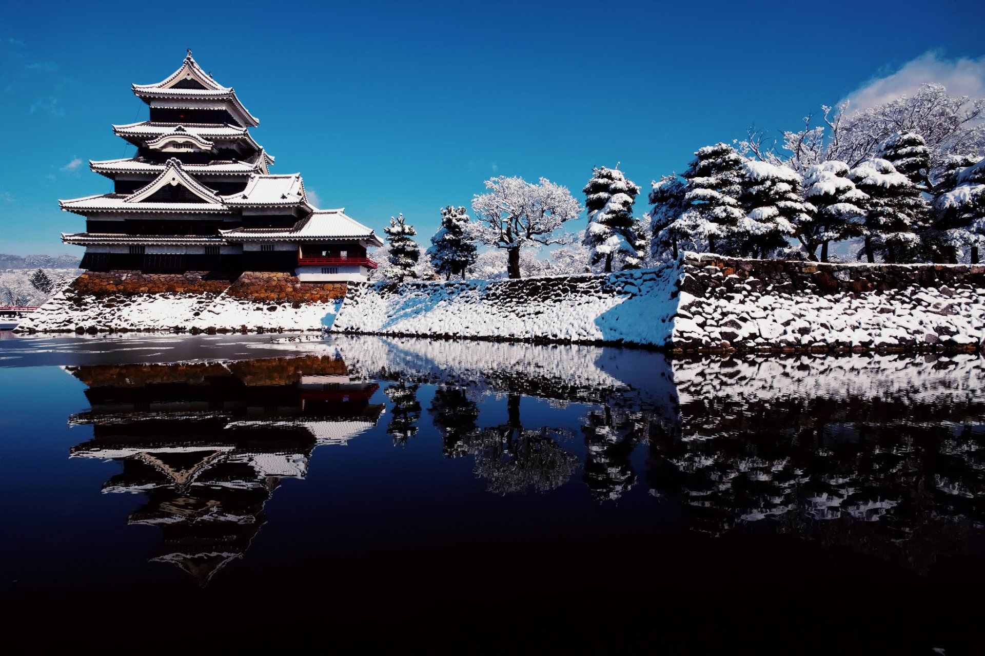 japón prefectura de nagano ciudad de matsumoto castillo de matsumoto castillo de cuervo cielo agua reflejos invierno nieve