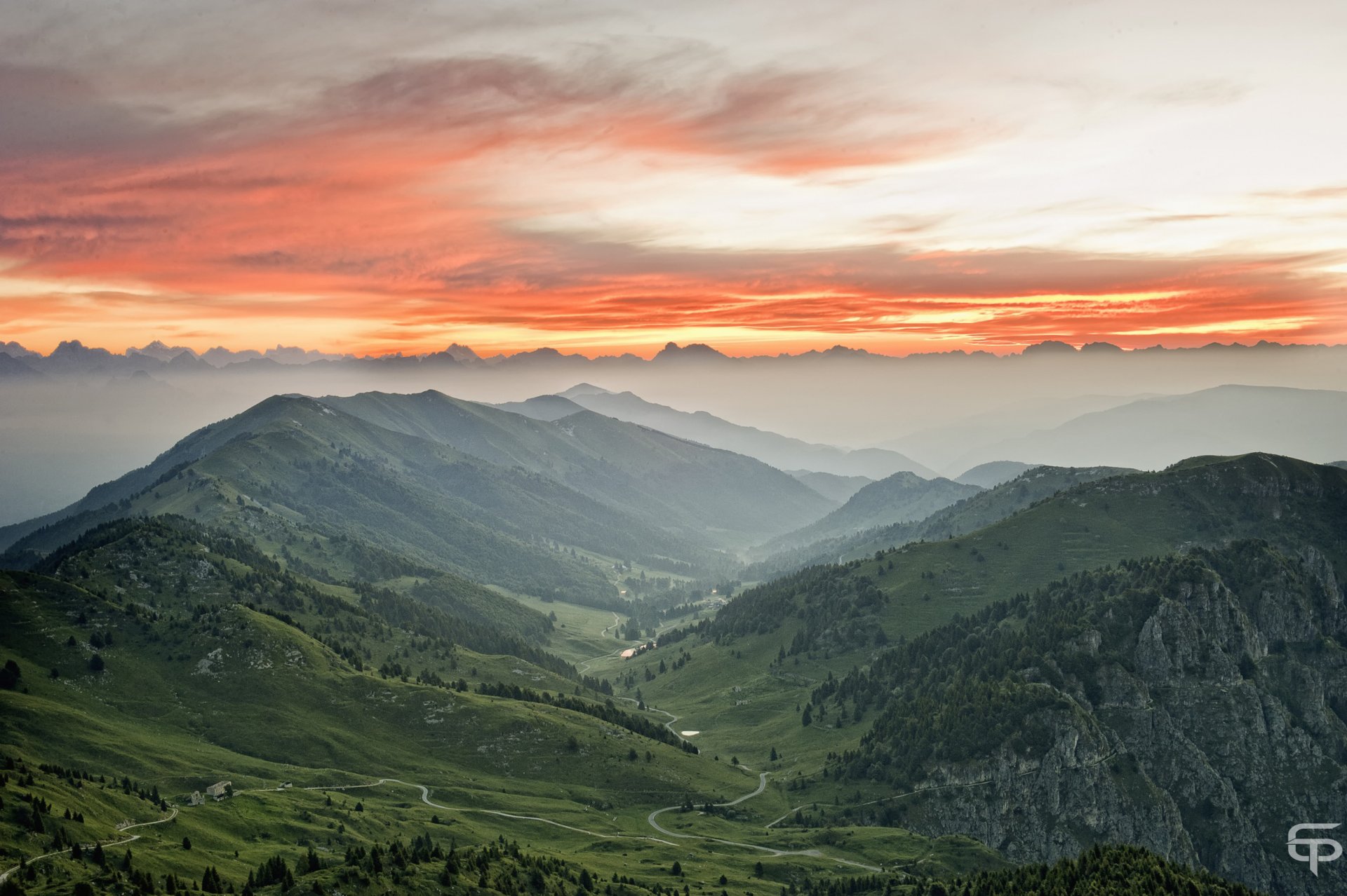 cielo nuvole rosso valle montagne nebbia