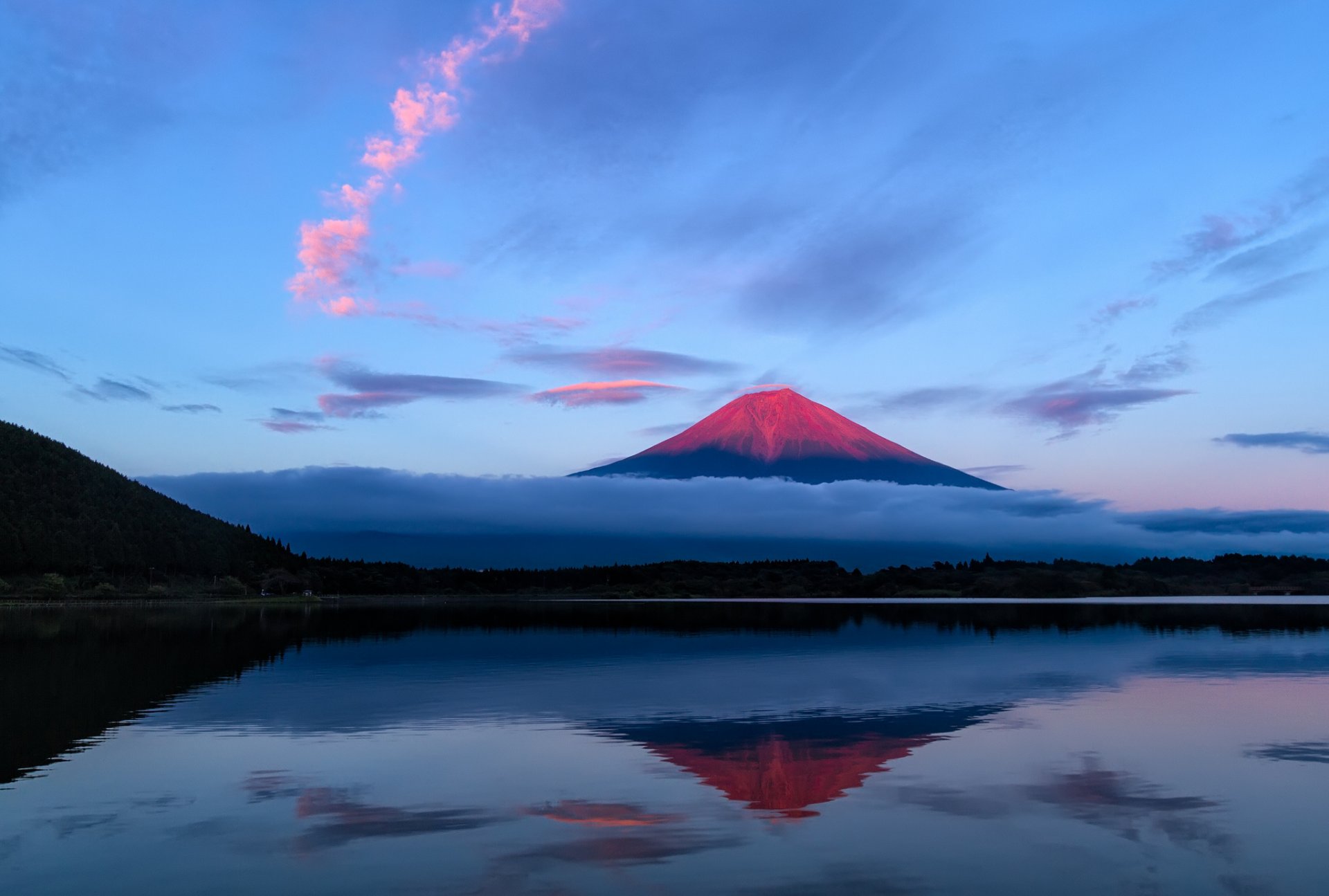 japón fujiyama noche montaña cielo nubes lago reflexión