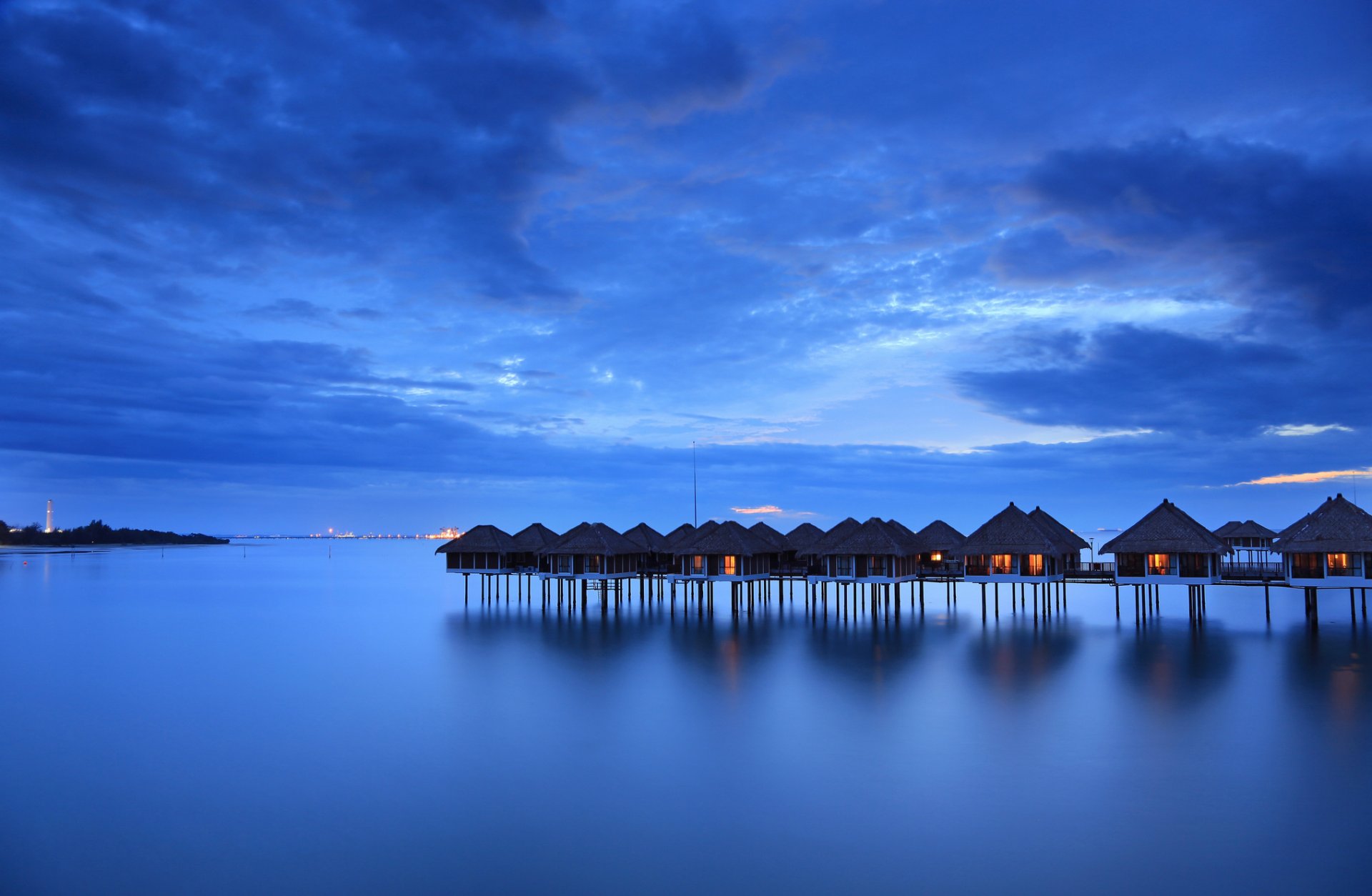 malasia mar calma costa casas noche cielo nubes azul