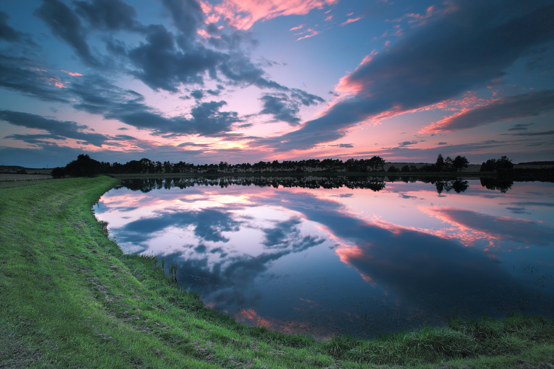 großbritannien england ufer gras bäume see reflexion abend sonnenuntergang himmel wolken