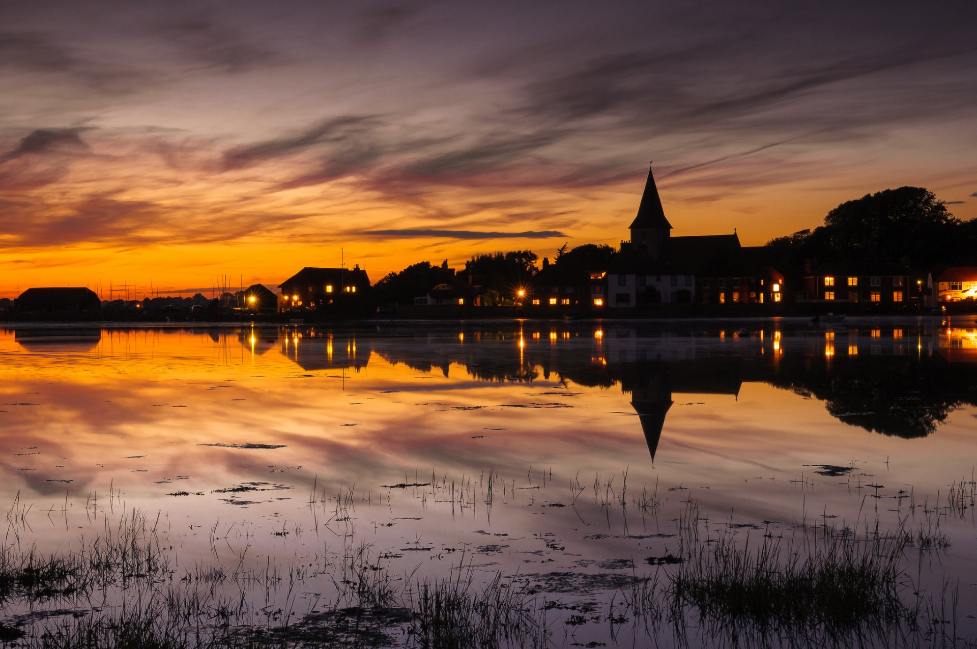 royaume-uni angleterre ville maisons éclairage lumière soirée coucher de soleil ciel nuages lac eau réflexion