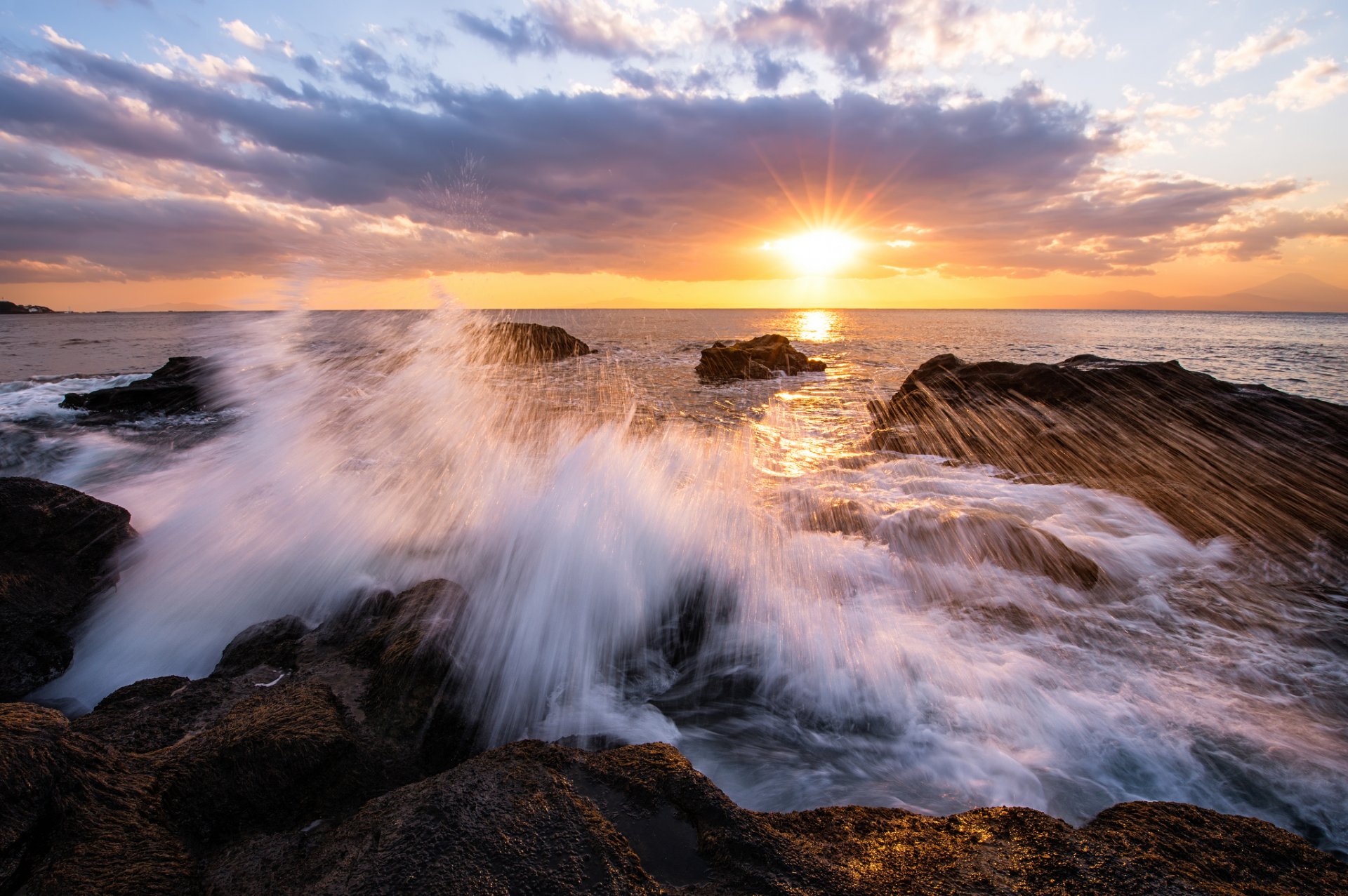 japon préfecture de kanagawa baie côte pierres surf soir coucher de soleil soleil rayons ciel nuages