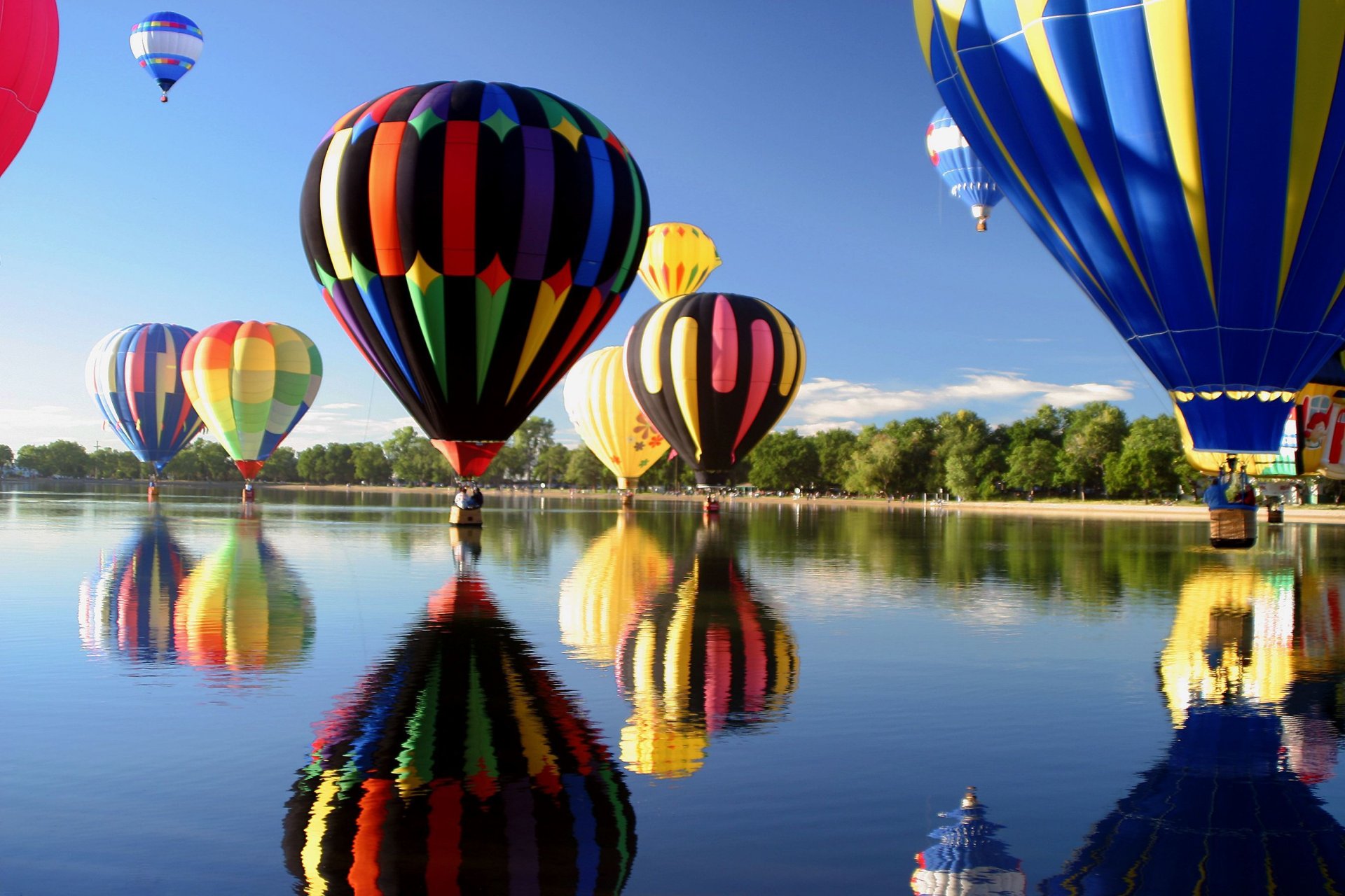 landschaft luftballons bunt wasser meer fluss reflexion bäume baum blätter blätter himmel wolken hintergrund widescreen vollbild widescreen tapete