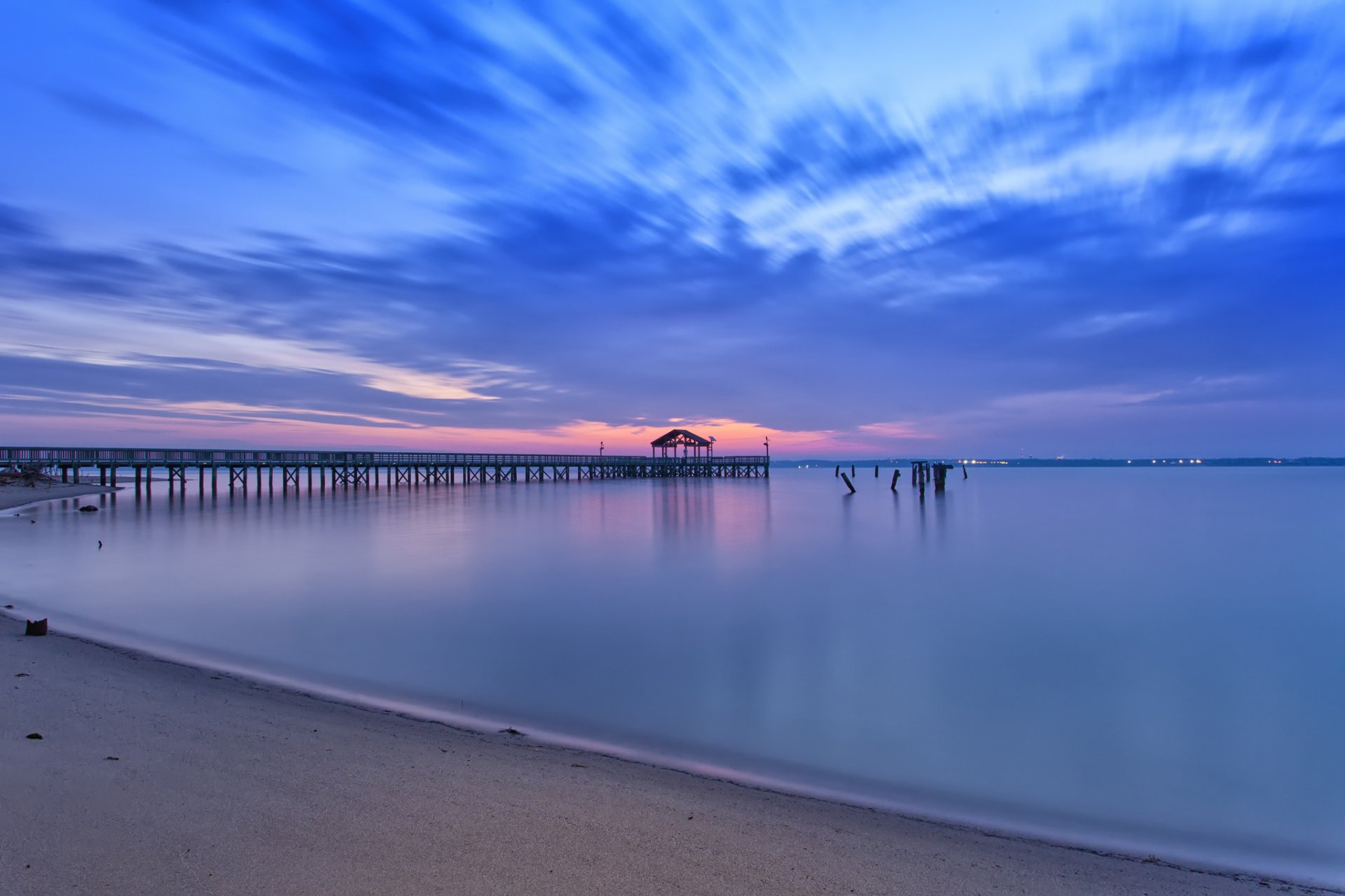 etats-unis virginie virginie baie calme côte sable plage jetée soirée coucher de soleil ciel nuages