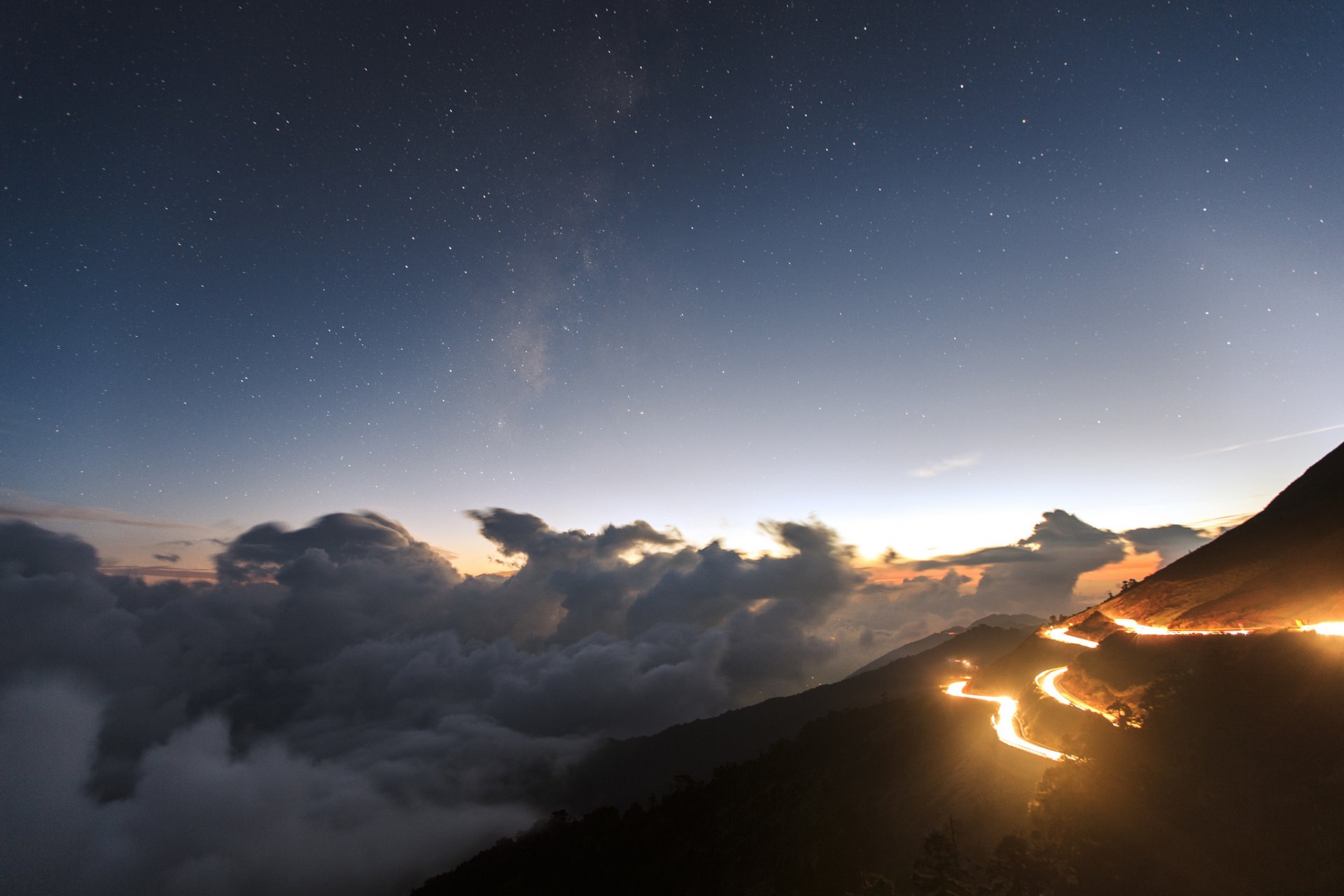 noche vista colinas nubes luces carretera estrellas