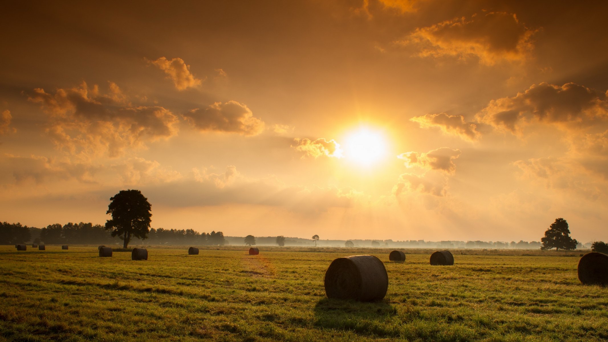 zachód słońca pole siano natura krajobraz