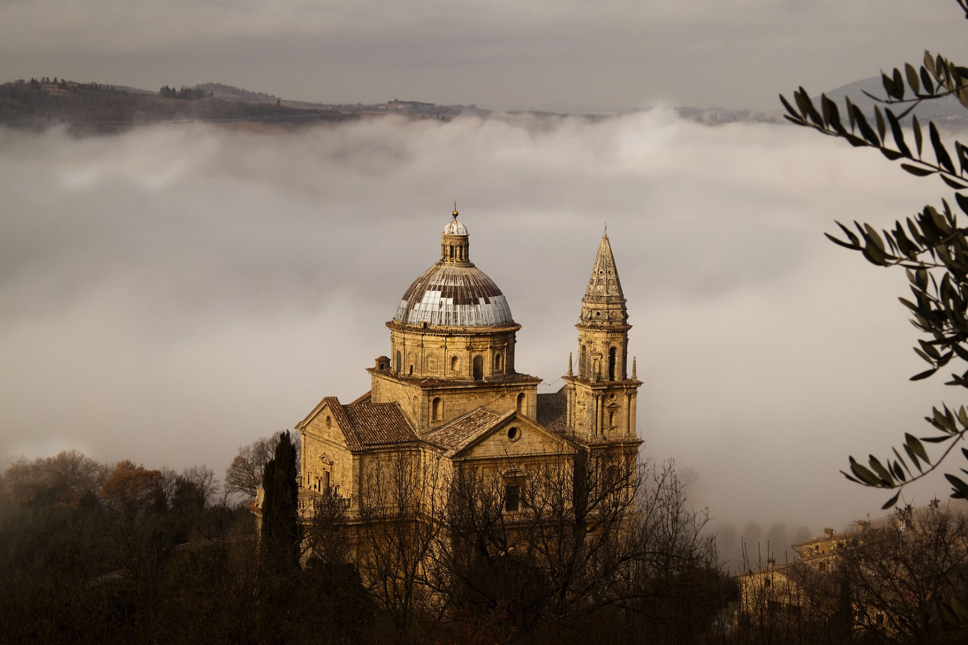 montepulciano toskana provinz di siena italien siena chiesa di san biagio madonna di san biagio kirche tempel natur bäume nebel