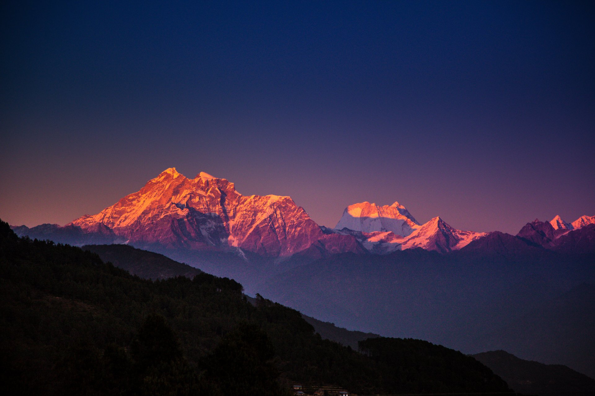 nepal himalaya montagne alberi sera blu cielo