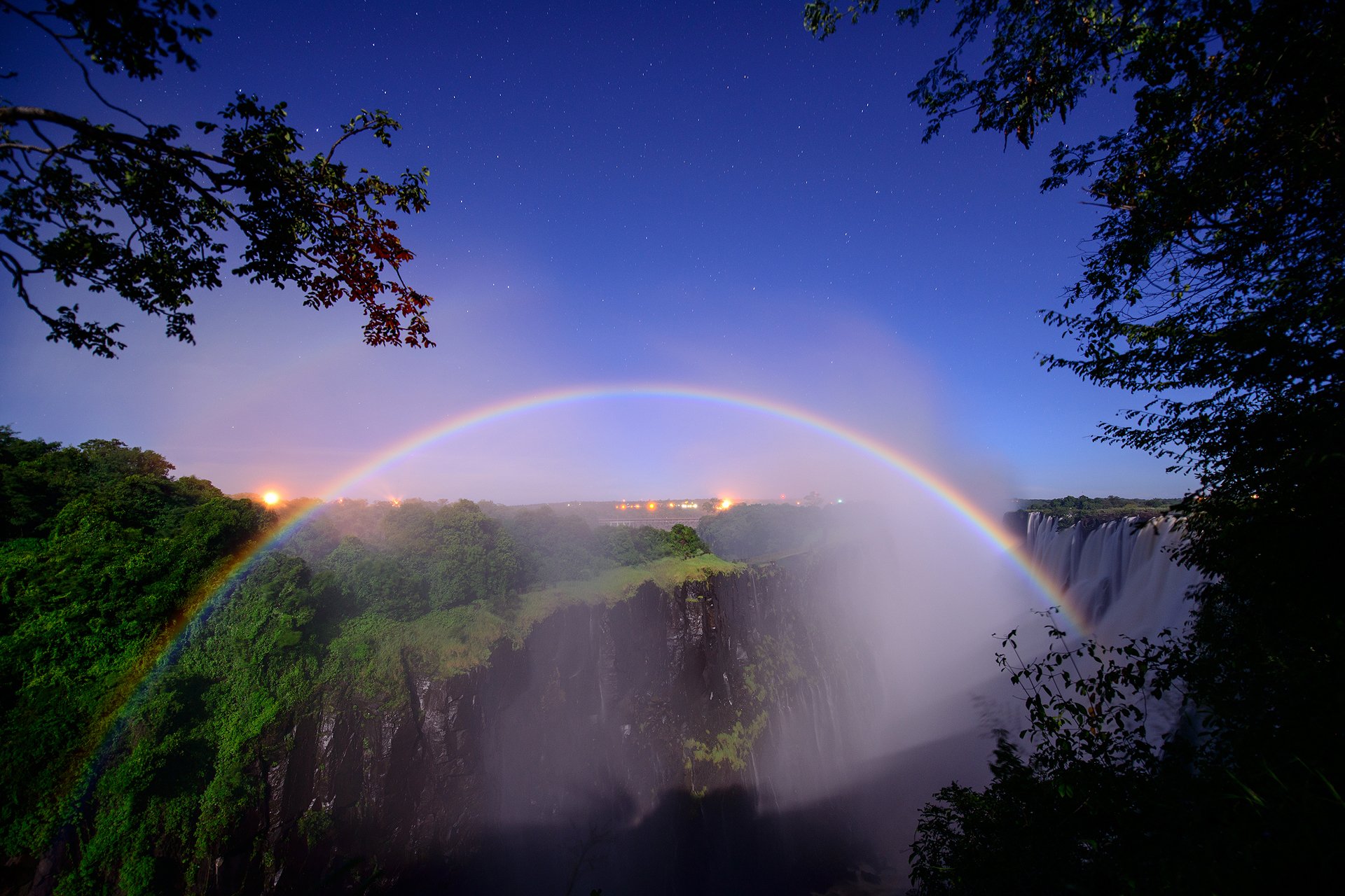 republika południowej afryki granica zambii i zimbabwe rzeka zambezi wodospad victoria księżycowa tęcza noc gwiazdy drzewa peter dolkens fotografia