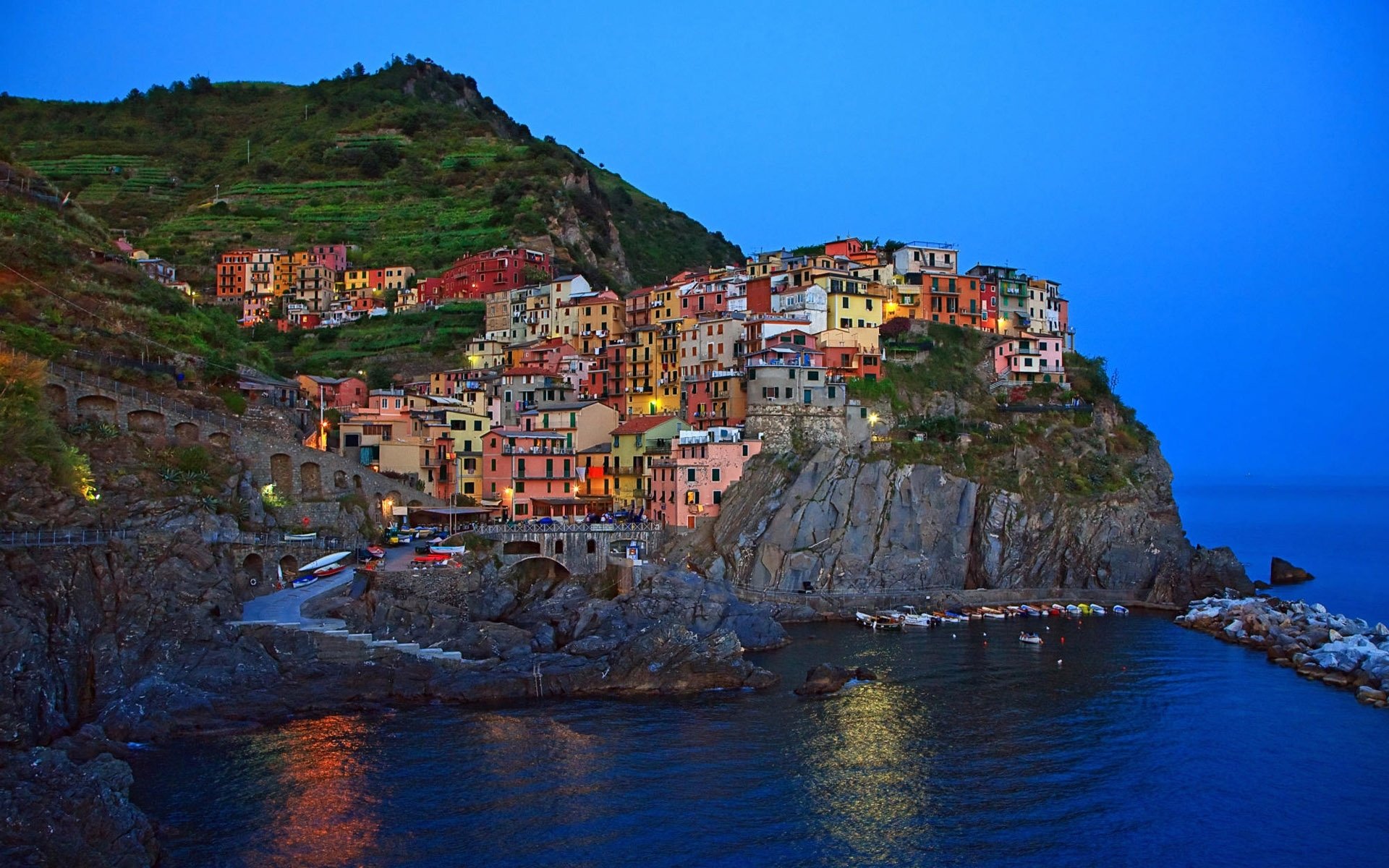 landschaft manarola cinque terre italien stadt felsen boote brücken häuser