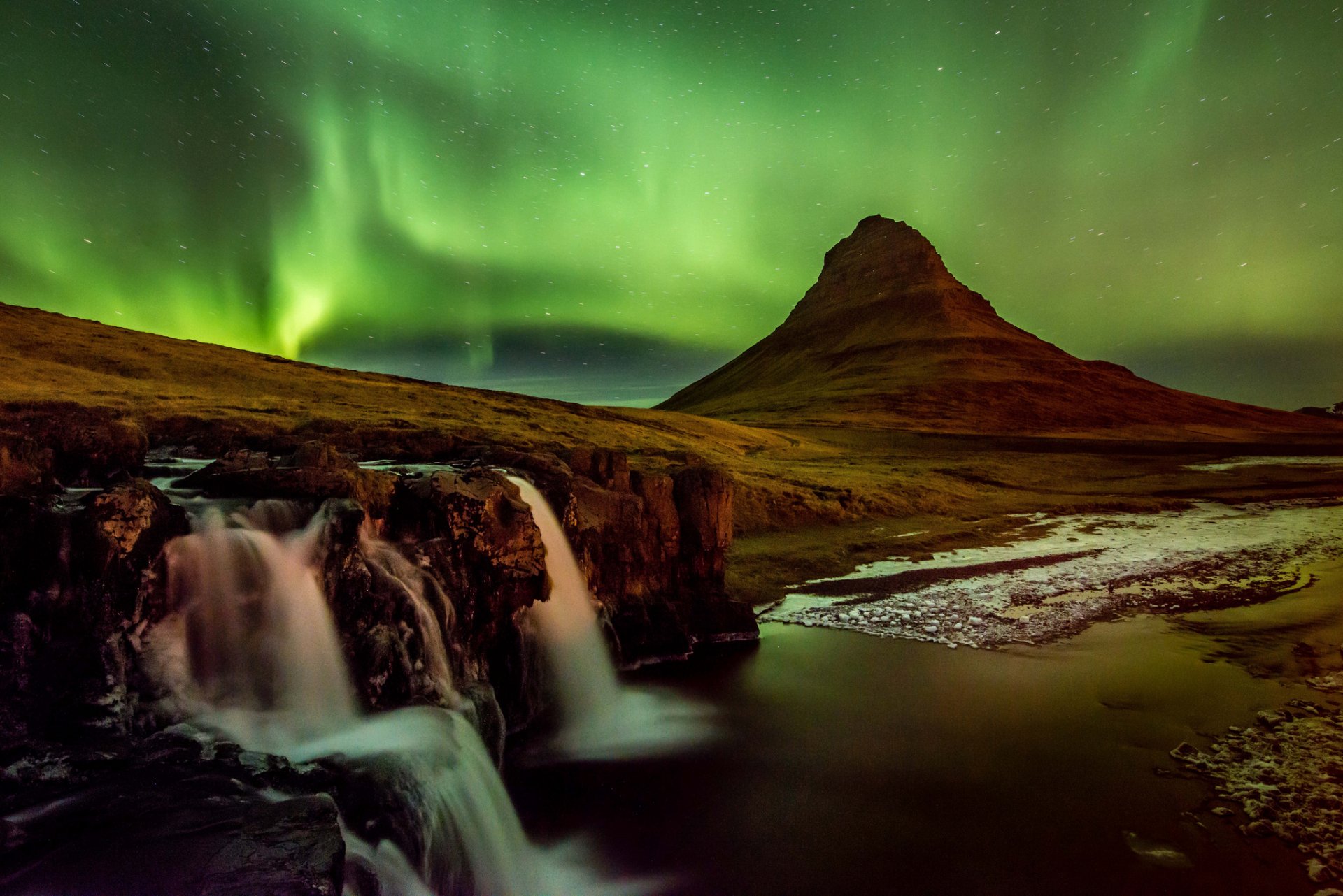 islandia norte noche aurora boreal montaña volcán kirkjufell dan ballard fotografía