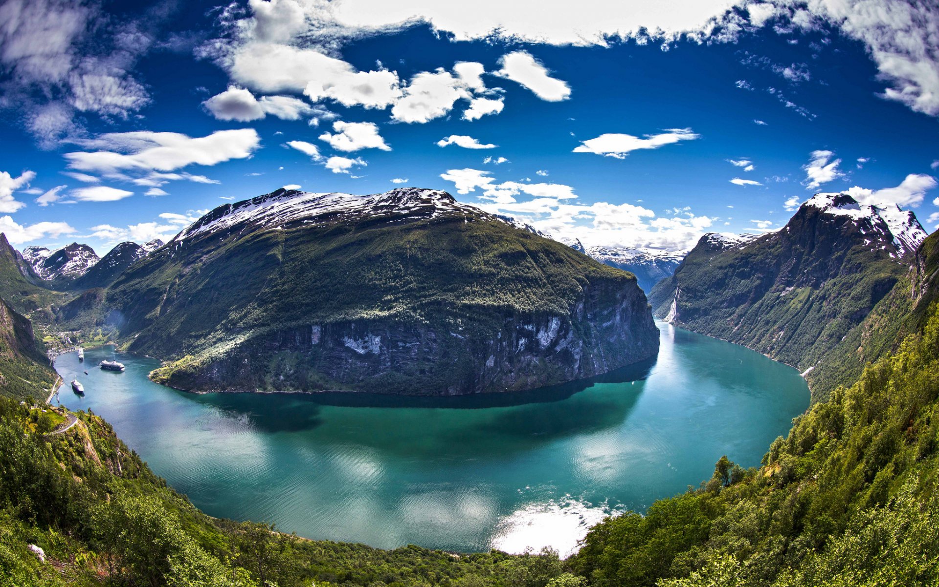 noruega fülke møre og romsdal sunnmere geiranger fiordo geiranger fiordo fiordo agua montañas barcos cielo nubes