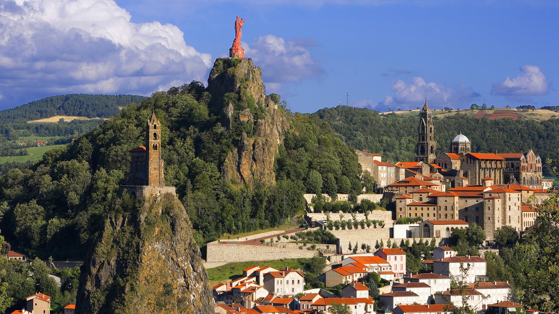 le puy-en-velay france montagnes statue bâtiments ville