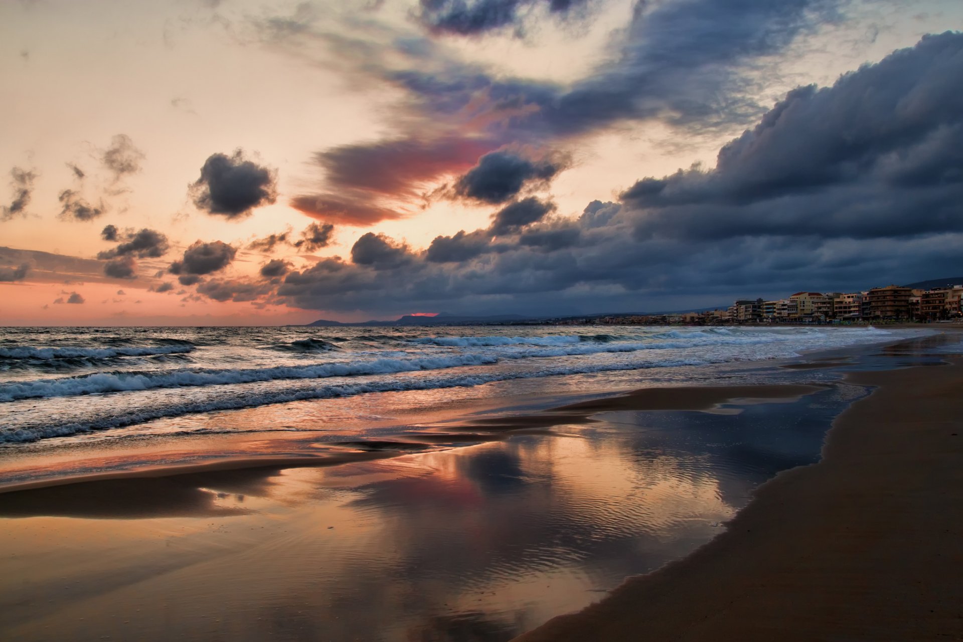 grèce crète île ville station balnéaire réthymnon maisons côte sable mer soir coucher de soleil ciel nuages nuages