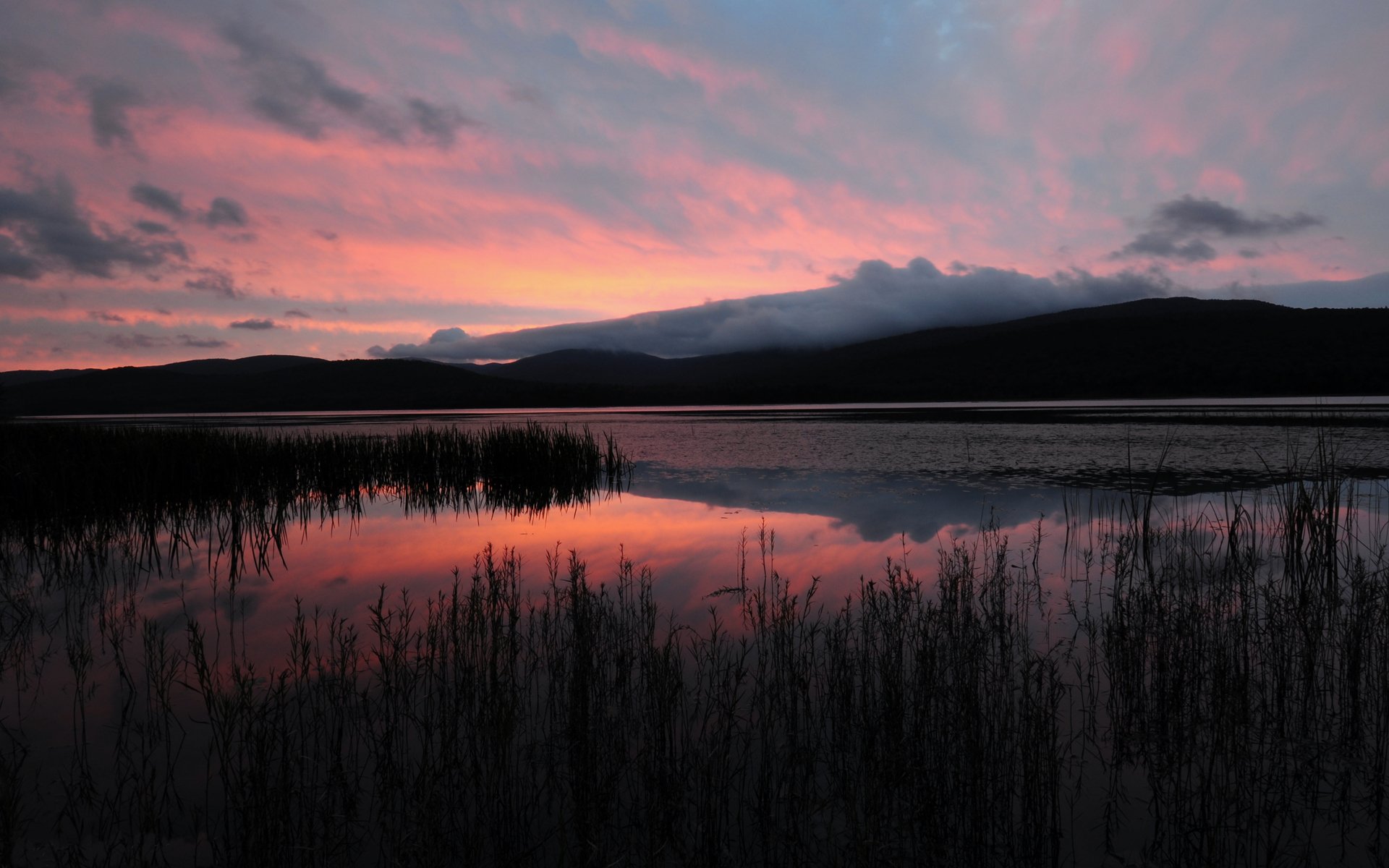 montagnes lac soir coucher de soleil