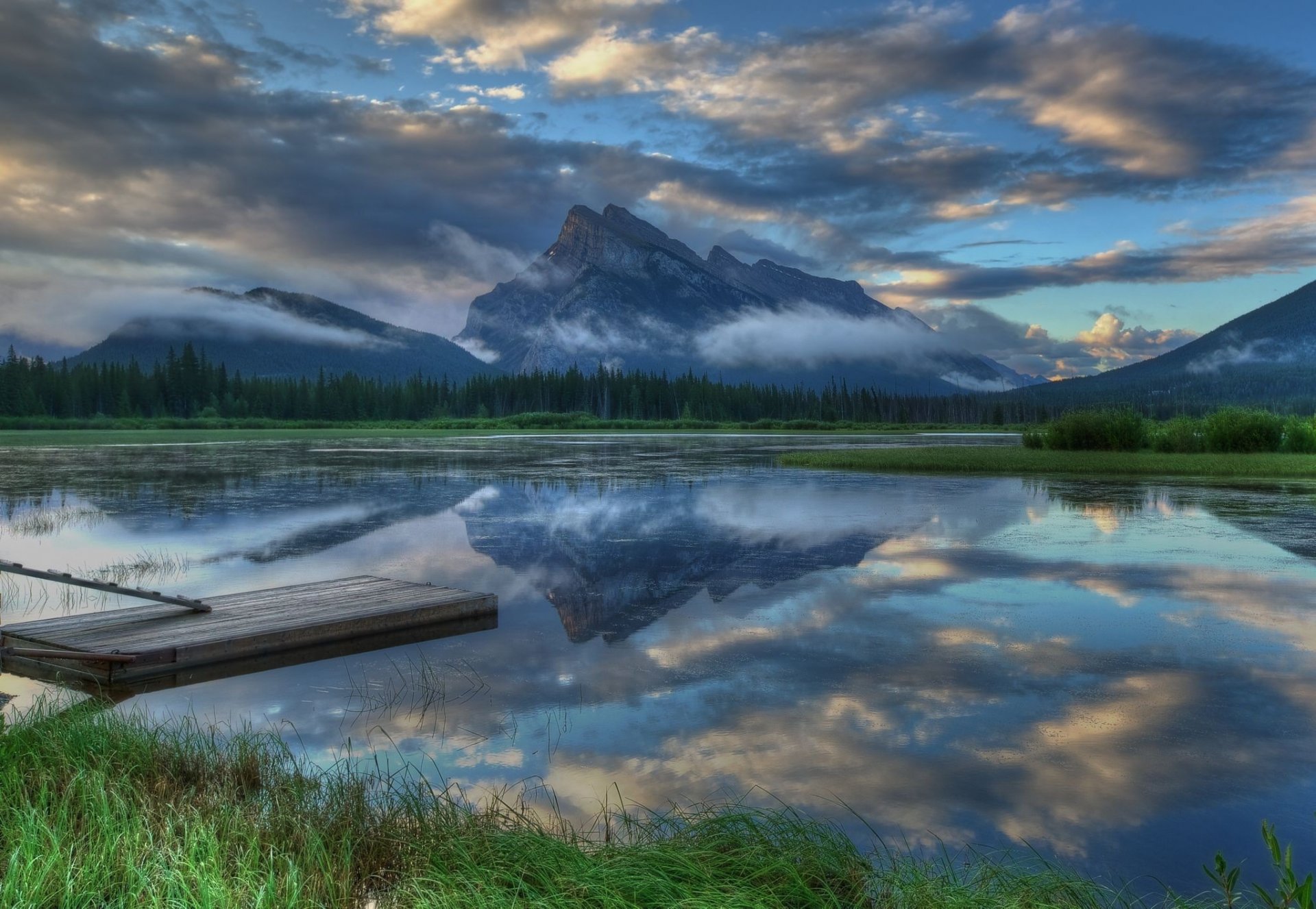 montagnes forêt ciel nuages lac réflexions