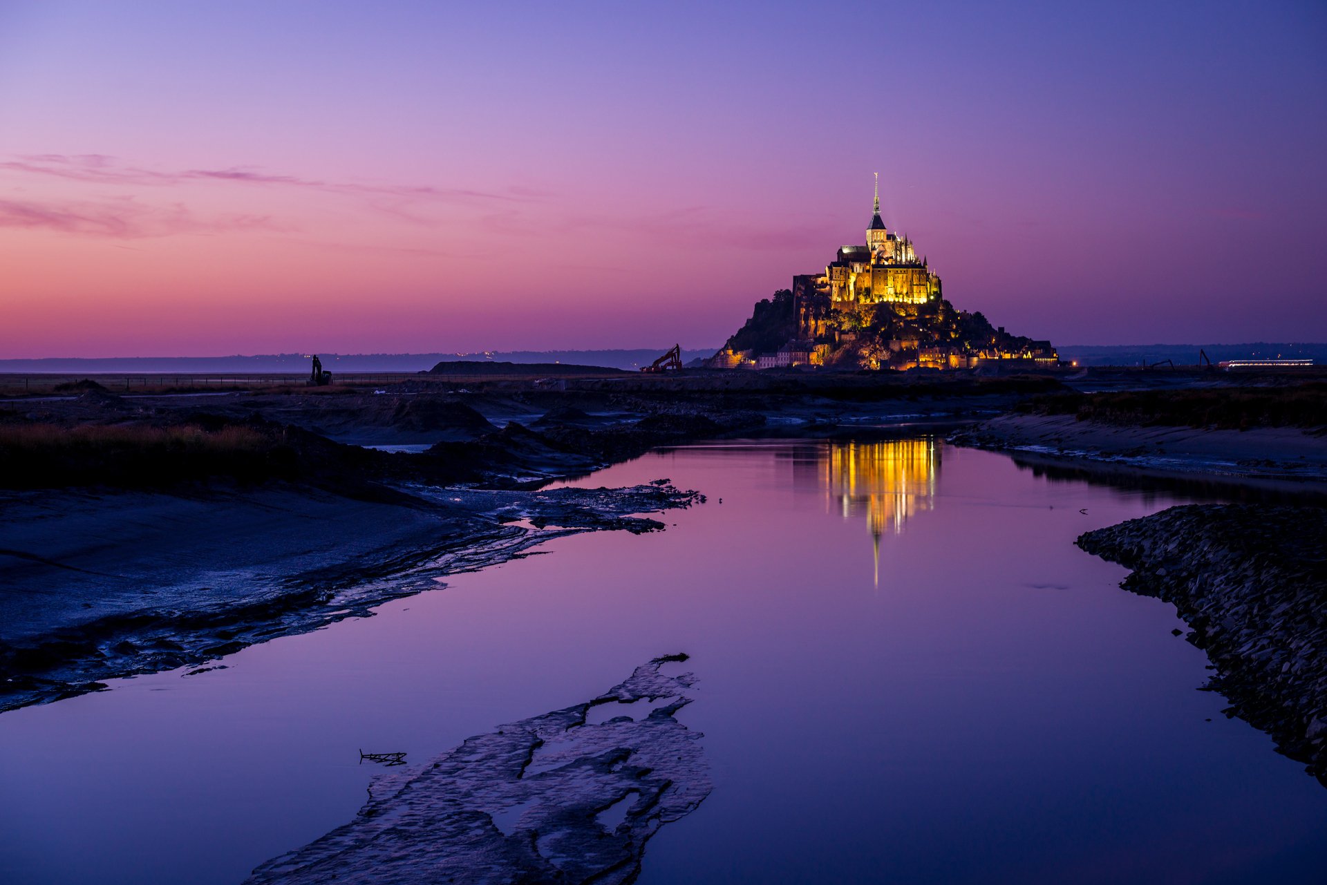 francja wyspa twierdza mont saint michel mont saint michel góra archanioła michała fioletowy zachód słońca podświetlenie odbicie woda wieczór zmierzch