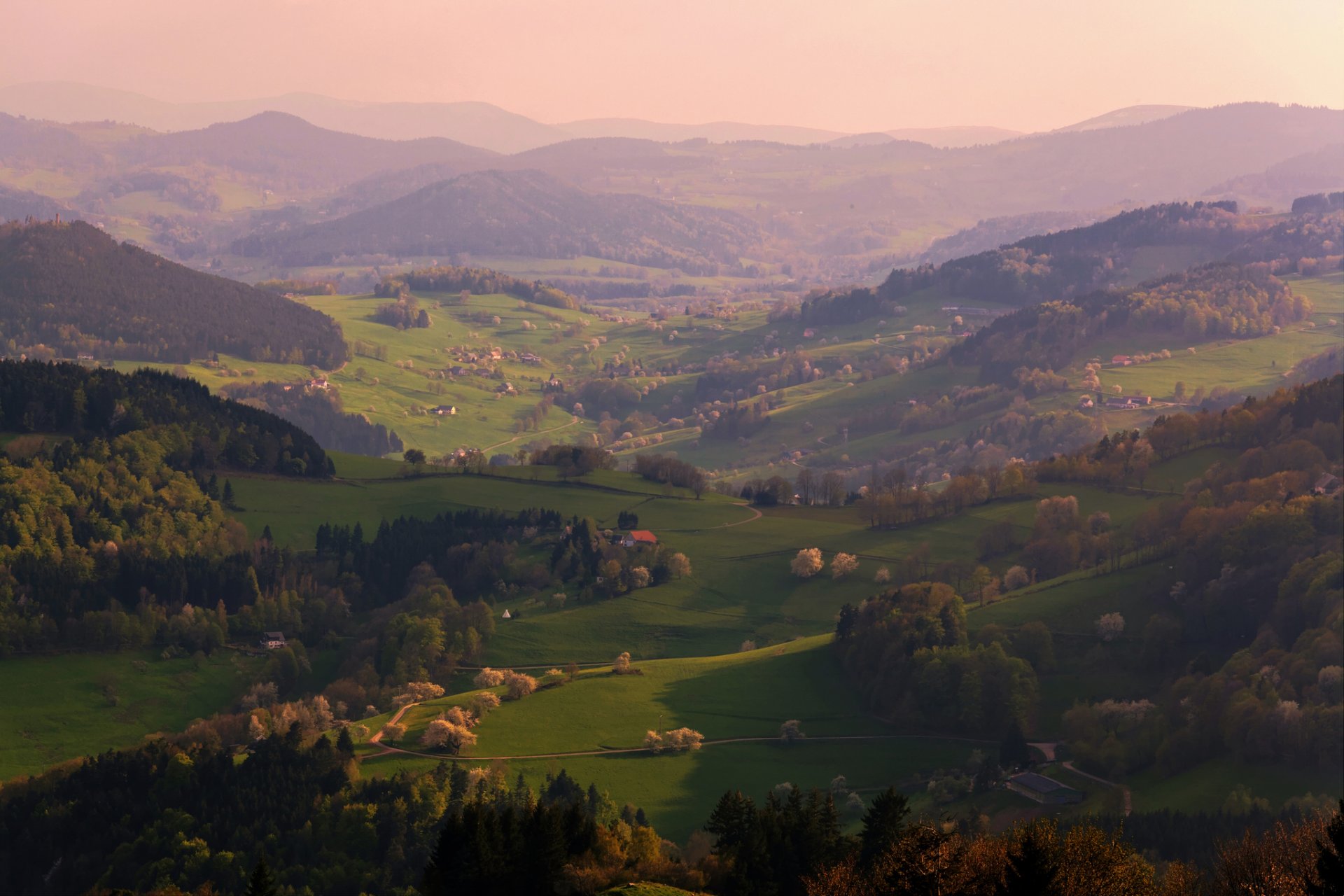 frankreich berge tal frühling mai abend licht warm von rebecca ples