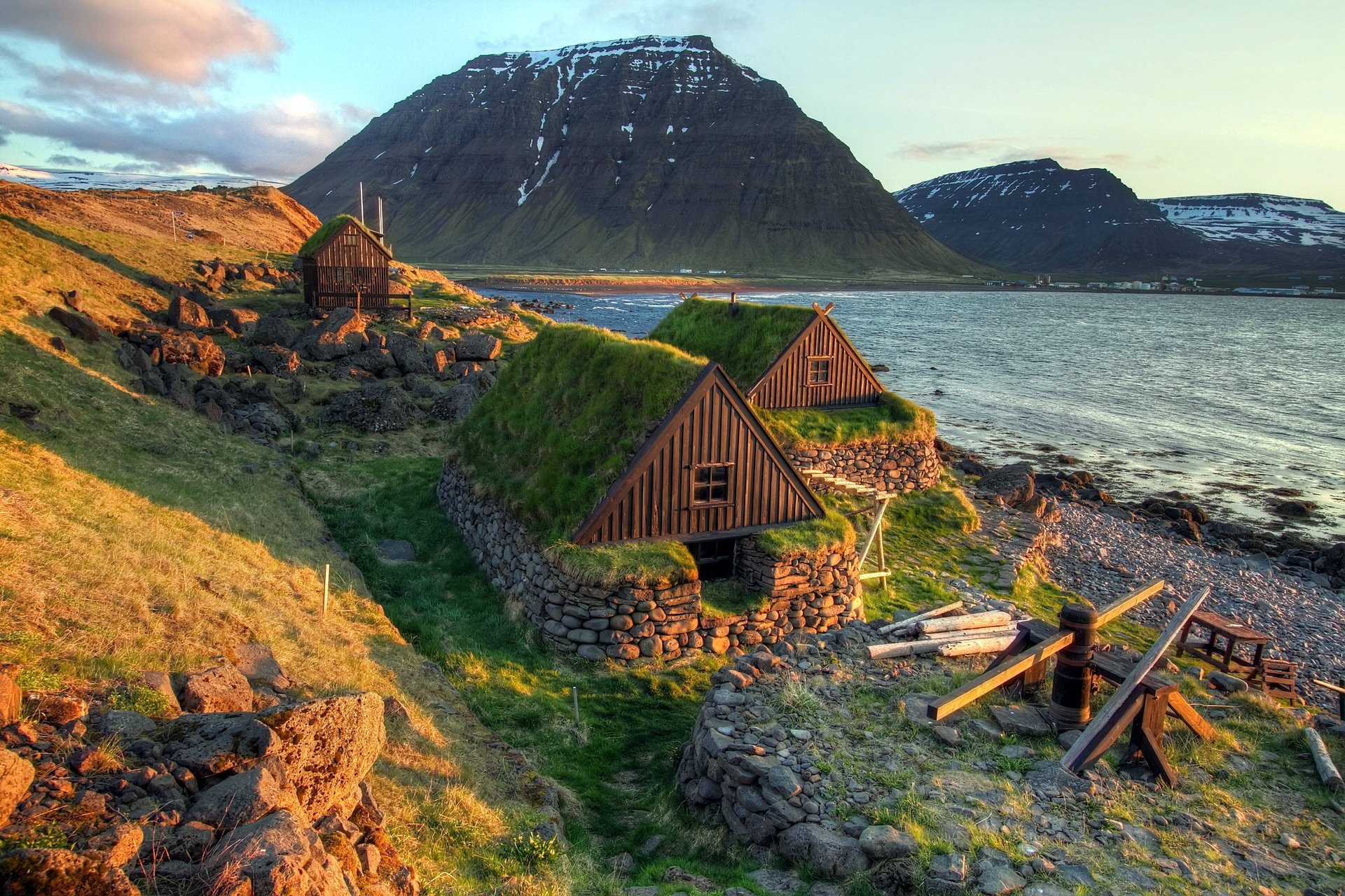 mer montagnes maisons islande