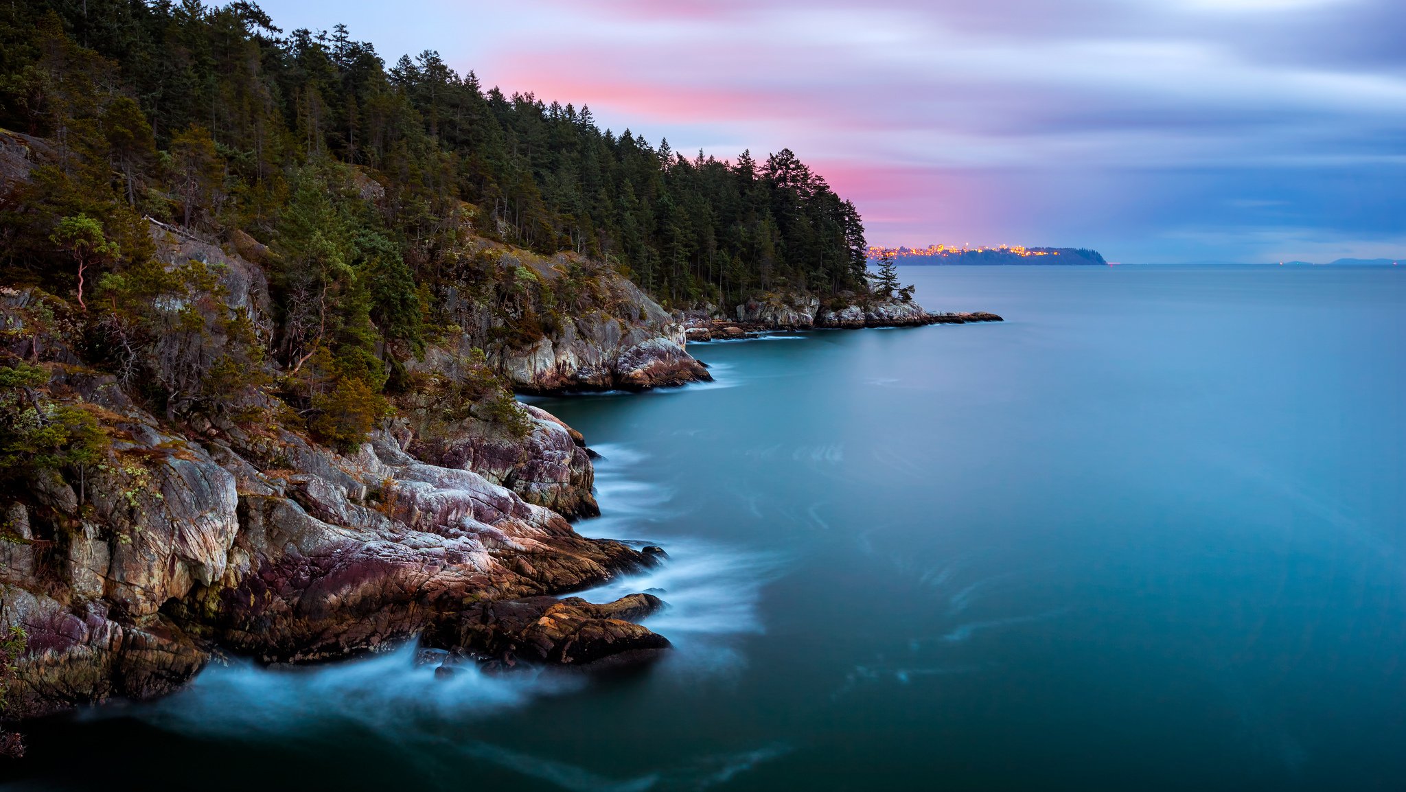 canada british columbia provincia stretto oceano costa isola rocce alberi foresta città lontano luci sera cielo nuvole