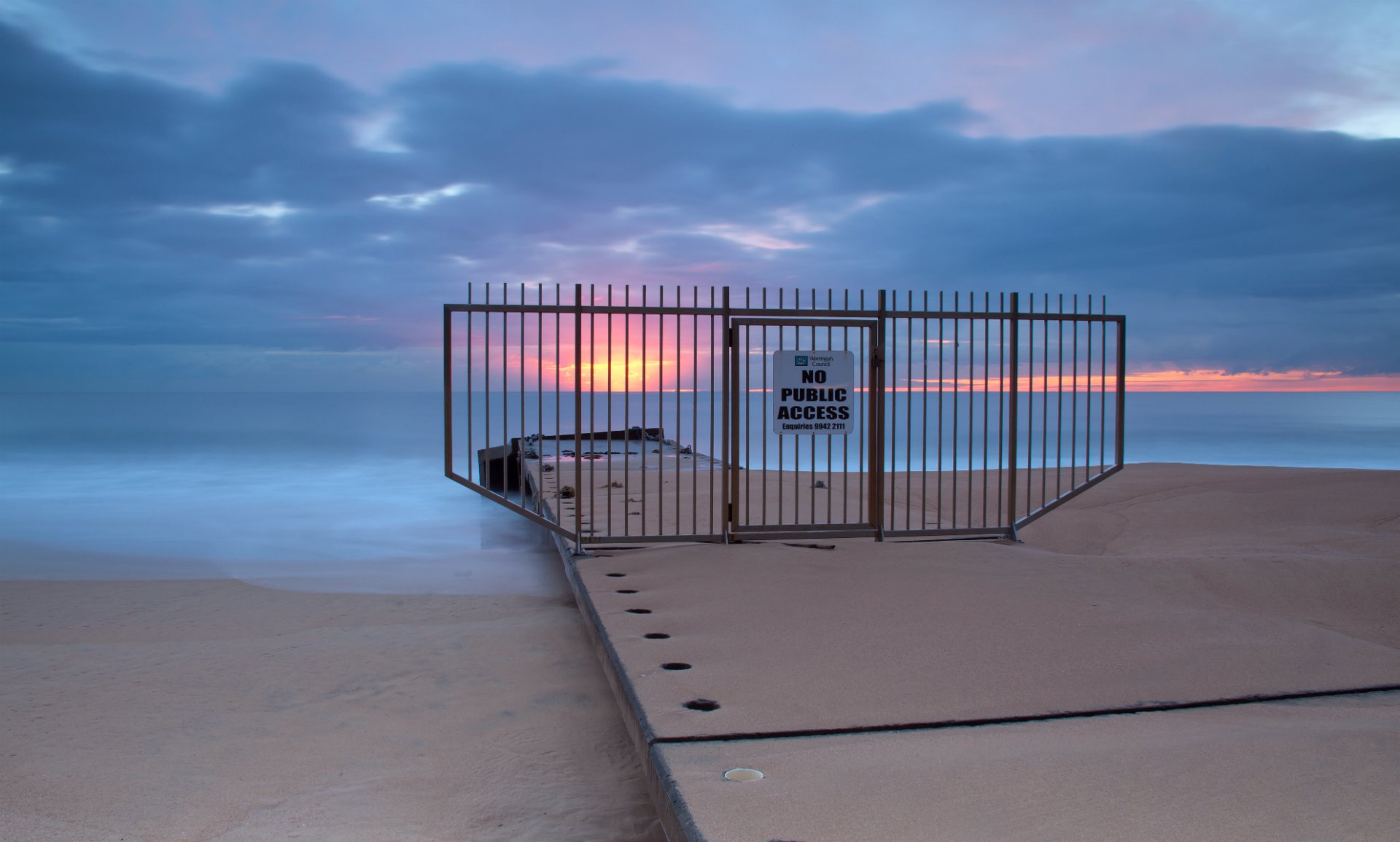 soir coucher de soleil soleil ciel nuages mer océan calme côte sable clôture