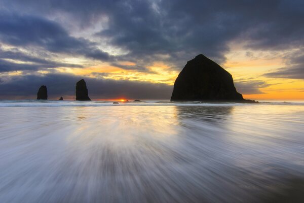 Coucher de soleil sur la plage aux États-Unis. Roches en Oregon