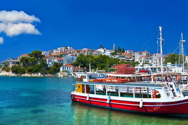 Barcos en una broma en Grecia en el fondo de las casas