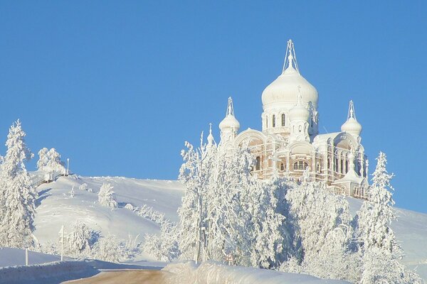 Frost in den Bäumen neben dem Belogorsky-Tempel im Winter