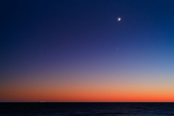 Horizont vor dem Hintergrund der Dämmerung und mit dem Mond