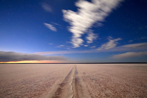 Glatte Wüste am Horizont ist ein schöner, blauer Himmel