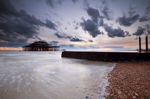 Muelle en tierra en el Reino Unido al atardecer