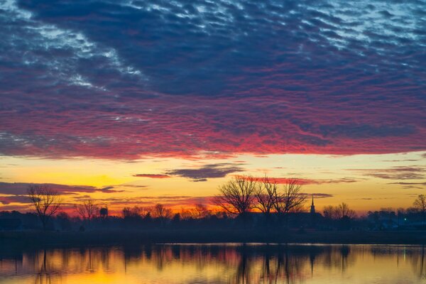 Paisaje con un lago bajo el cielo carmesí