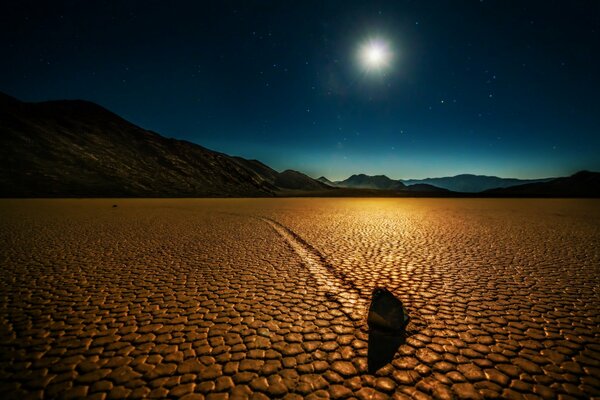 Hermoso paisaje del desierto nocturno