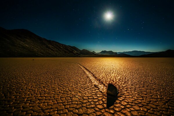 Красивый пейзаж ночной пустыни
