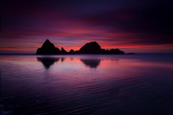 Ozean Felsen Abend purpurroter Sonnenuntergang