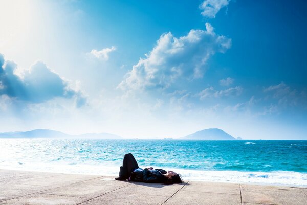 La ragazza si trova sulla costa del mare