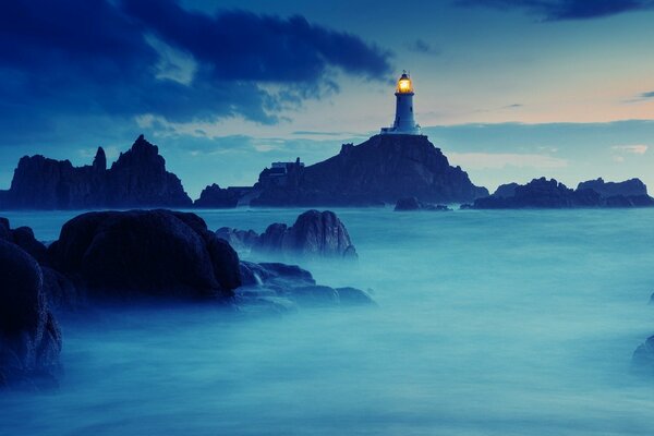 Faro en las rocas del mundo natural