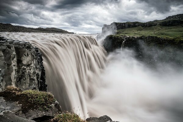 Paysage puissance de la cascade par temps nuageux