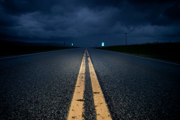La strada conduce a una distanza oscura