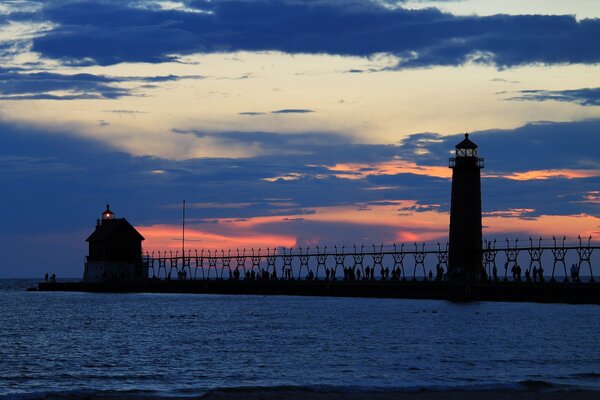 Orange Sonnenuntergang auf Leuchtturm Hintergrund