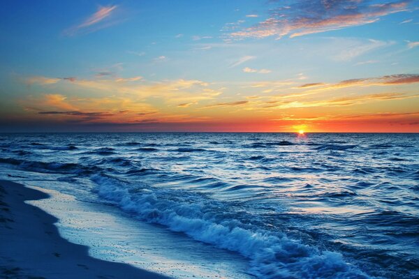 Paesaggio del tramonto Marino e surf