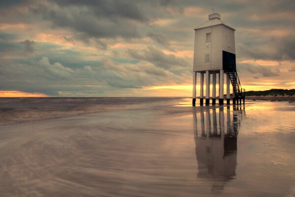 Leuchtturm in England im Hintergrund des Sonnenuntergangs