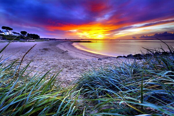 Foto Küste mit einem schönen Sonnenuntergang und hellen Farben der Natur