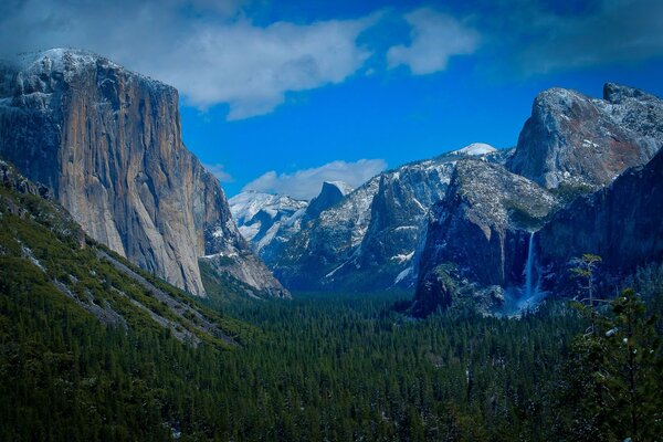 Park Narodowy Yosemite z wodospadem