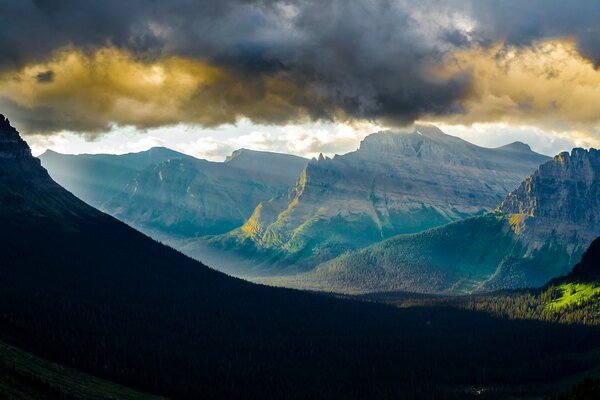 Nuvole temporalesche sulle montagne