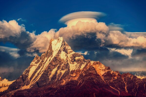 Ein von der Sonne beleuchteter Berg unter den Wolken